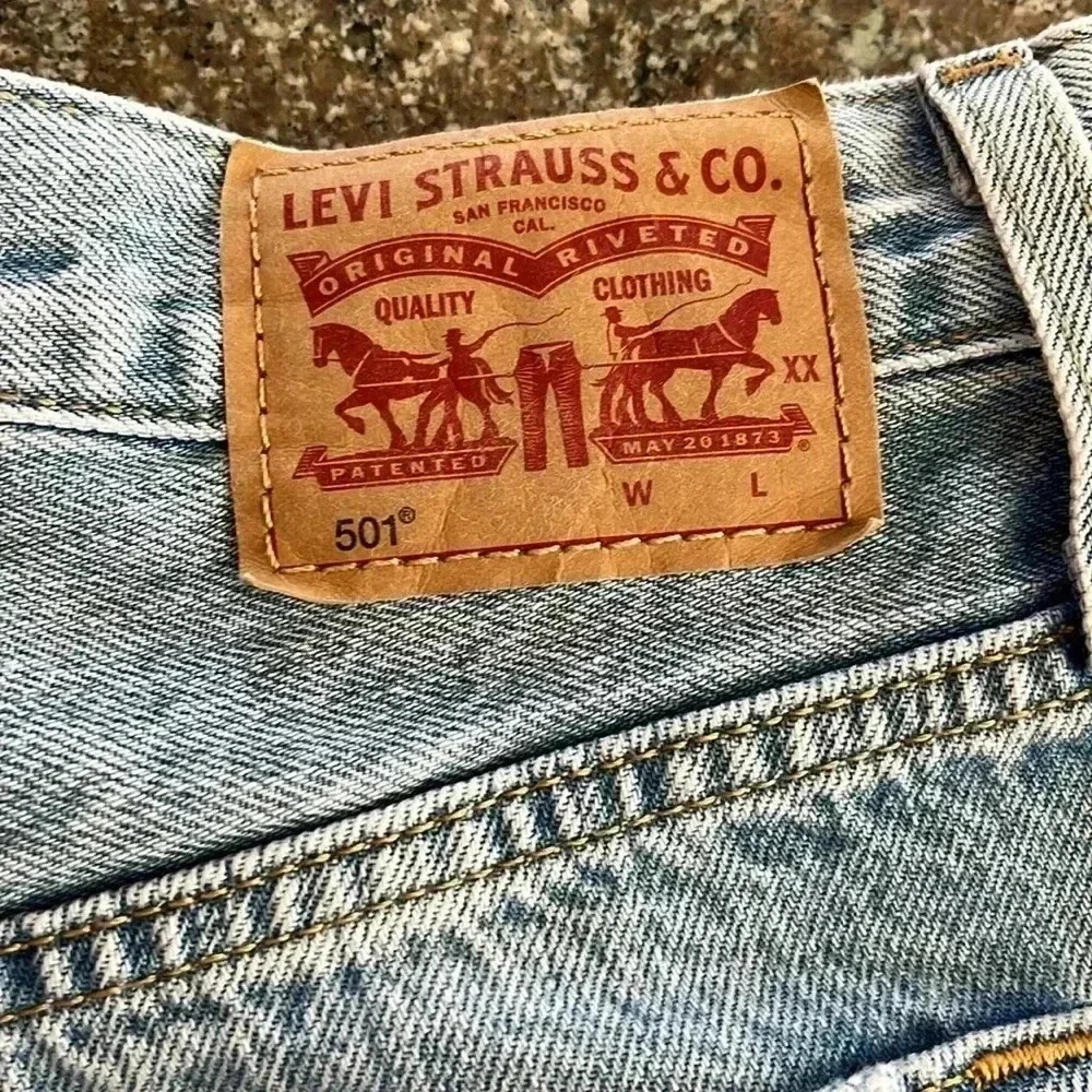 Levis 501 Women’s Cut Off Jeans Shorts Distressed Button Fly Sz 28 Light Wash 5”